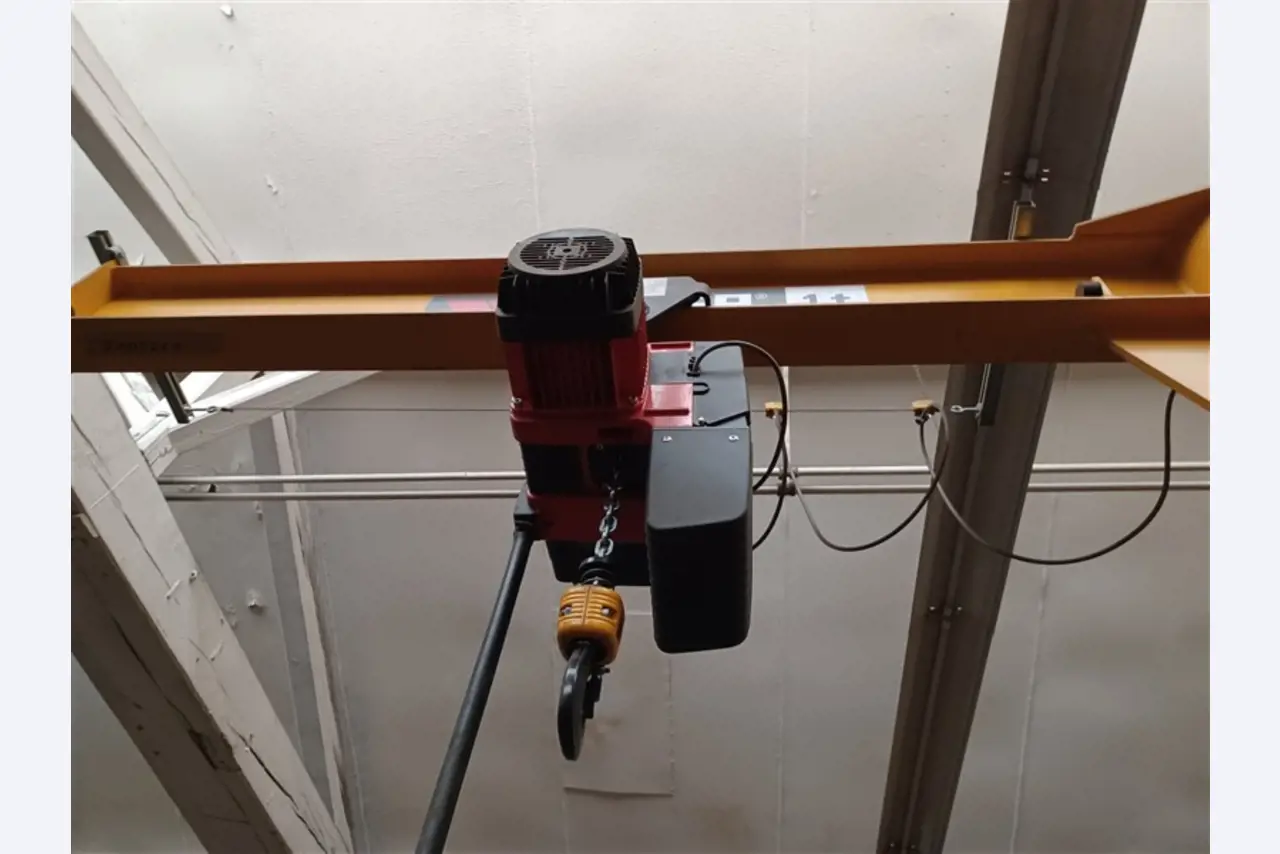 Dobrze utrzymany sprzęt warsztatowy i maszyny dawnej firmy Hülsenbusch Apparatebau-3