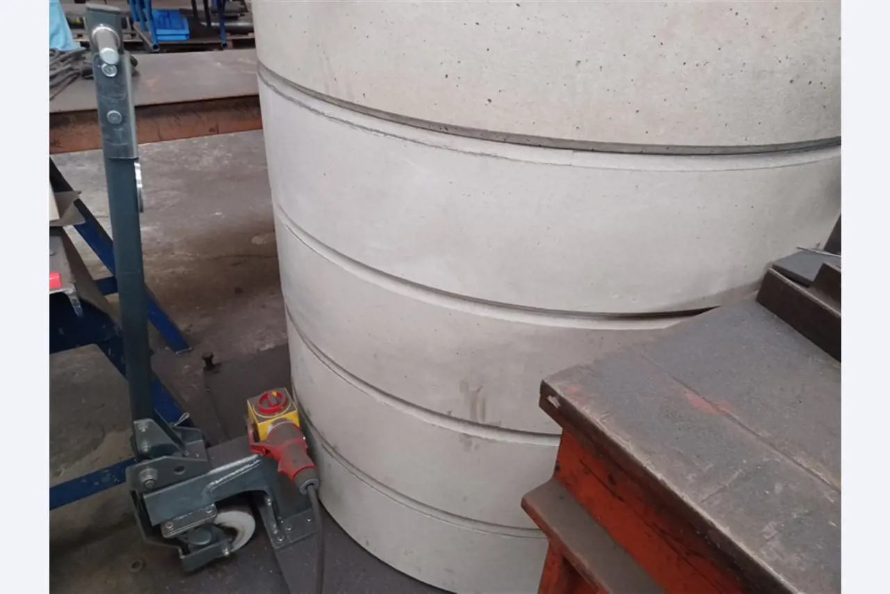 Dobrze utrzymany sprzęt warsztatowy i maszyny dawnej firmy Hülsenbusch Apparatebau-4