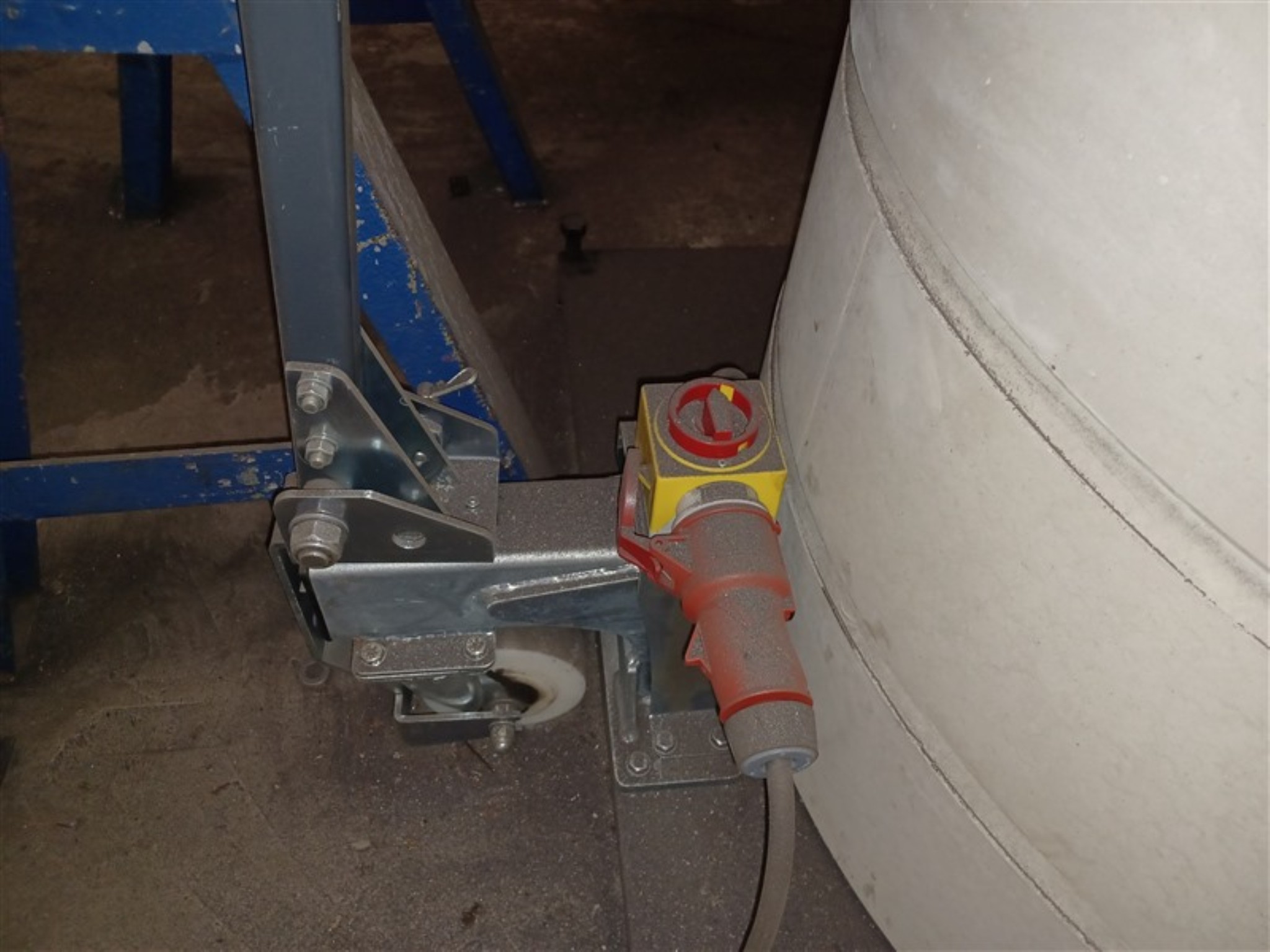 Dobrze utrzymany sprzęt warsztatowy i maszyny dawnej firmy Hülsenbusch Apparatebau-5