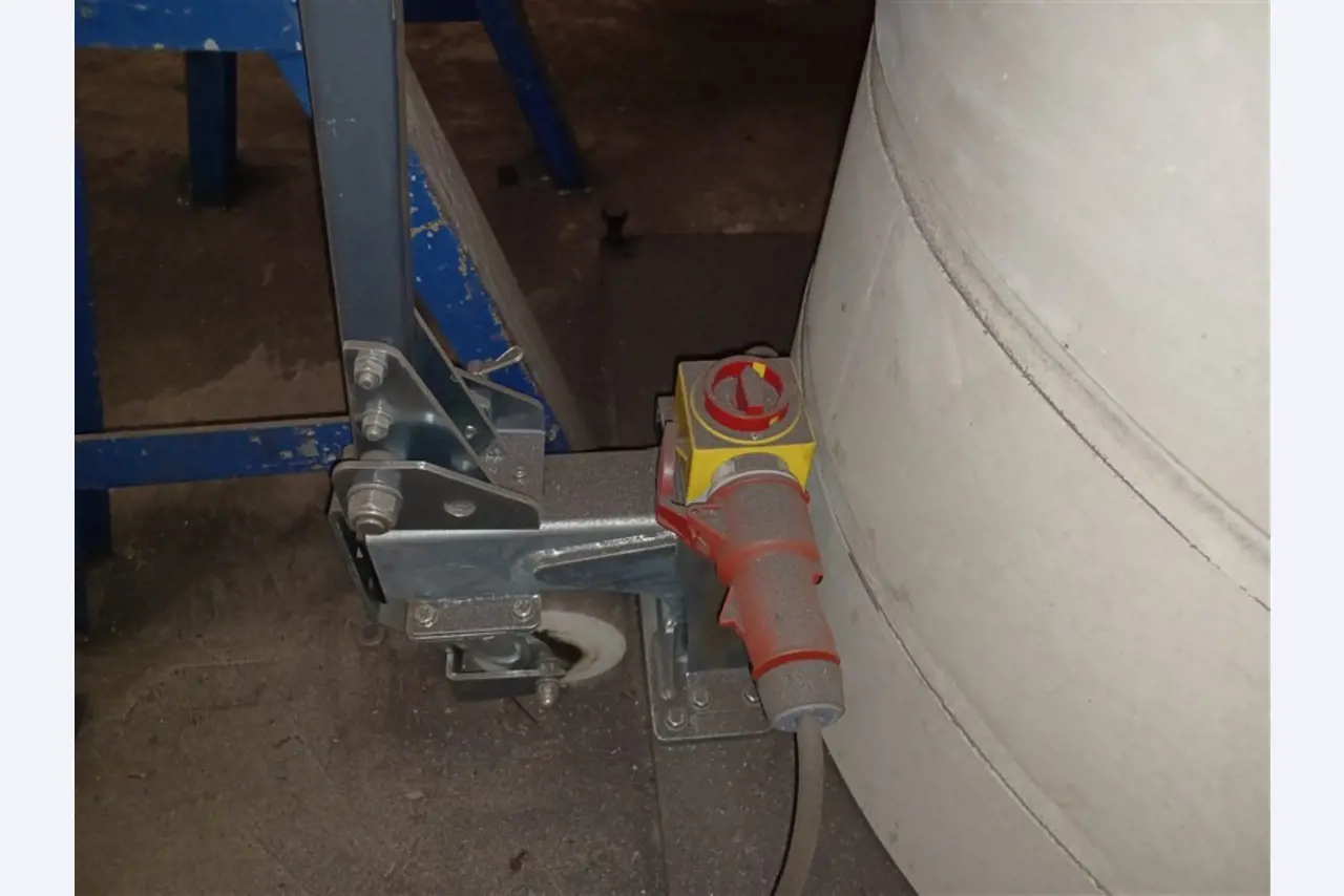 Dobrze utrzymany sprzęt warsztatowy i maszyny dawnej firmy Hülsenbusch Apparatebau-5