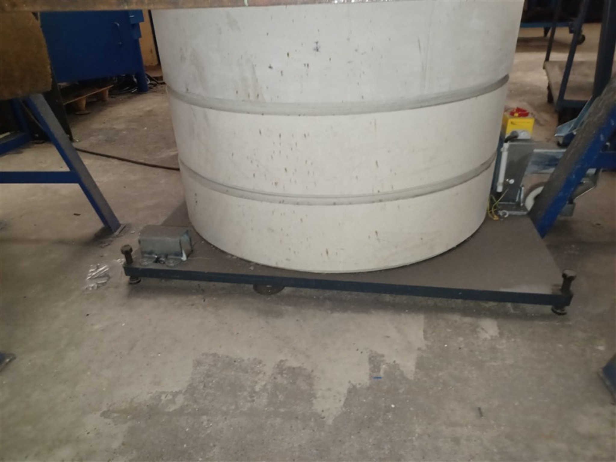 Dobrze utrzymany sprzęt warsztatowy i maszyny dawnej firmy Hülsenbusch Apparatebau-6