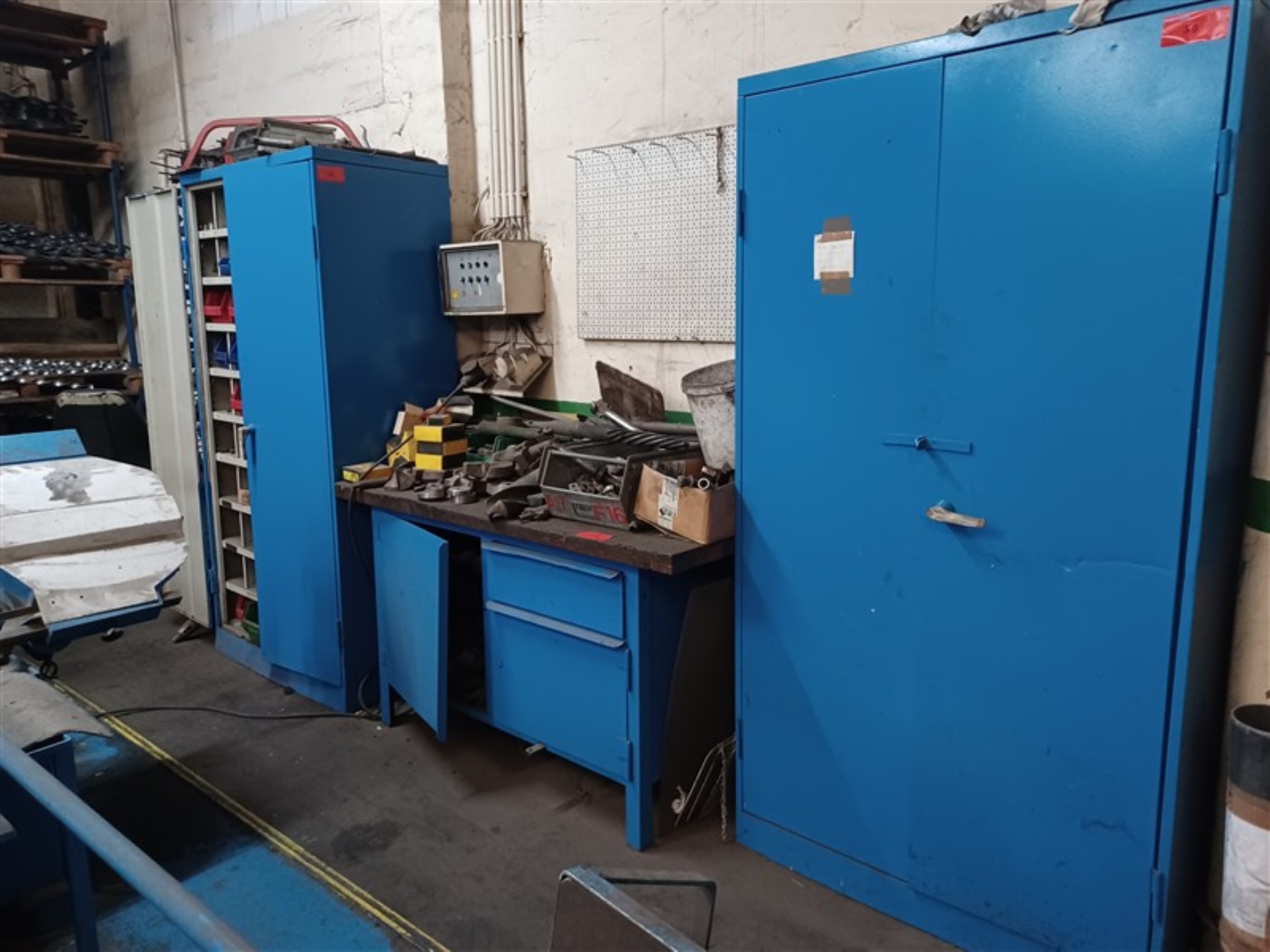 Equipement d'atelier bien entretenu et machines de l'ancienne société Hülsenbusch Apparatebau-3