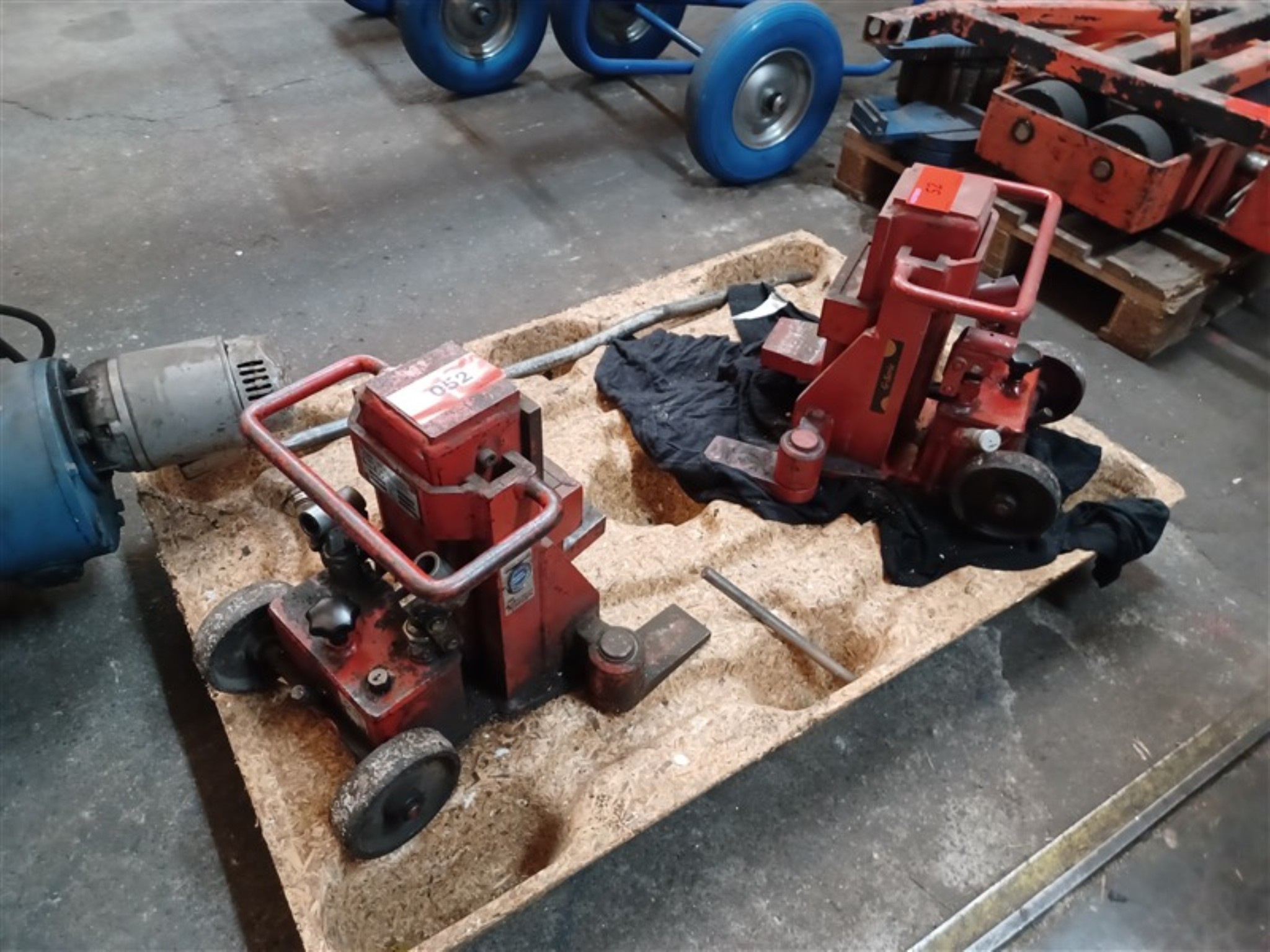 Dobrze utrzymany sprzęt warsztatowy i maszyny dawnej firmy Hülsenbusch Apparatebau-2