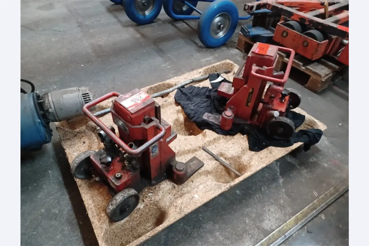 Dobrze utrzymany sprzęt warsztatowy i maszyny dawnej firmy Hülsenbusch Apparatebau-2