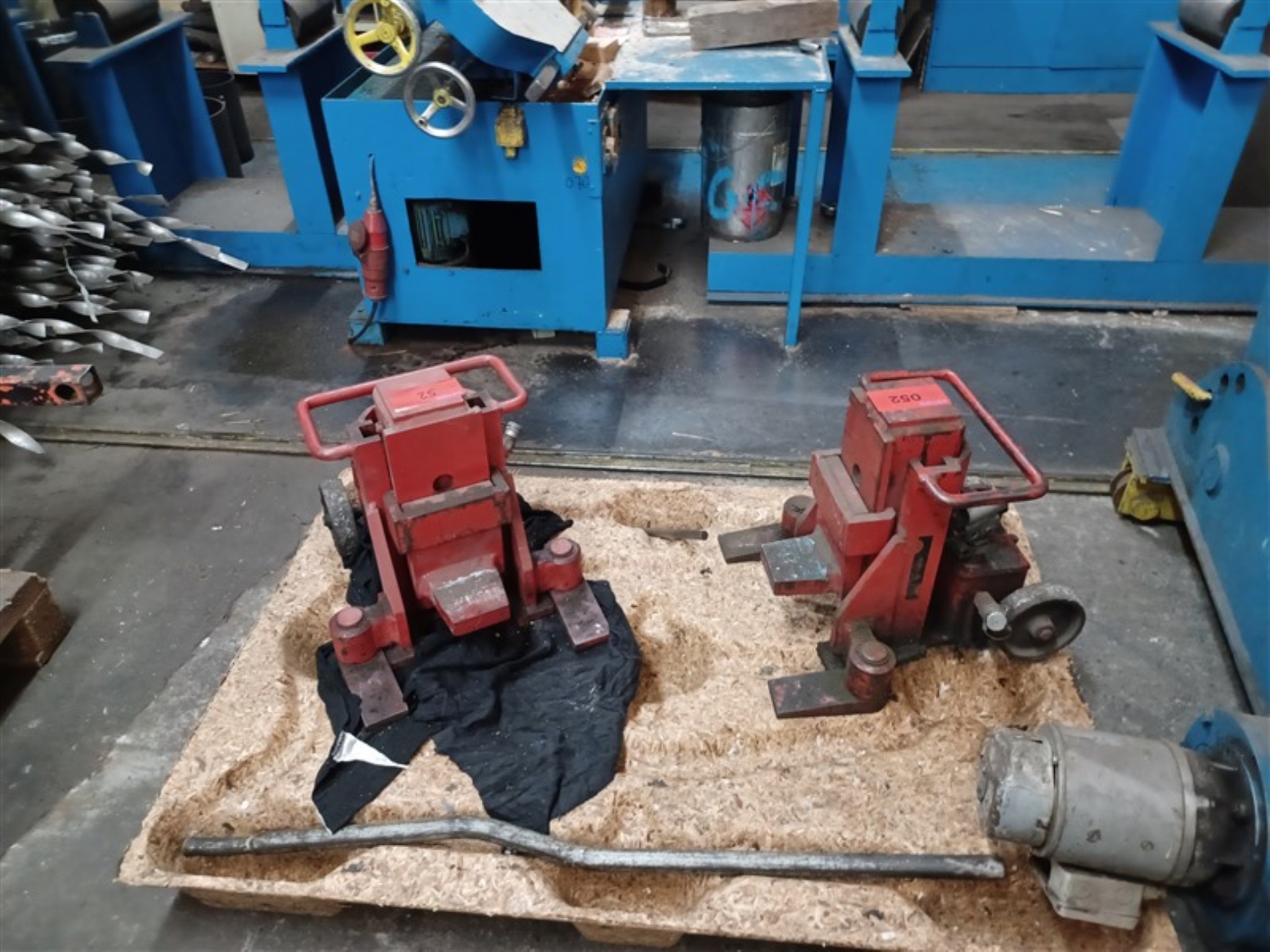 Dobrze utrzymany sprzęt warsztatowy i maszyny dawnej firmy Hülsenbusch Apparatebau-5