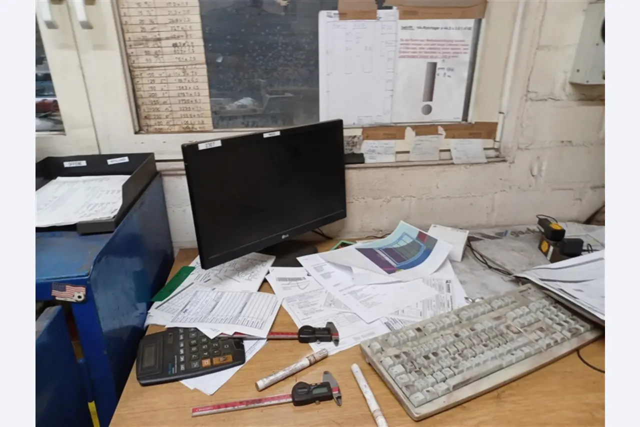 Dobře udržované dílenské vybavení a stroje z bývalé firmy Hülsenbusch Apparatebau.-4