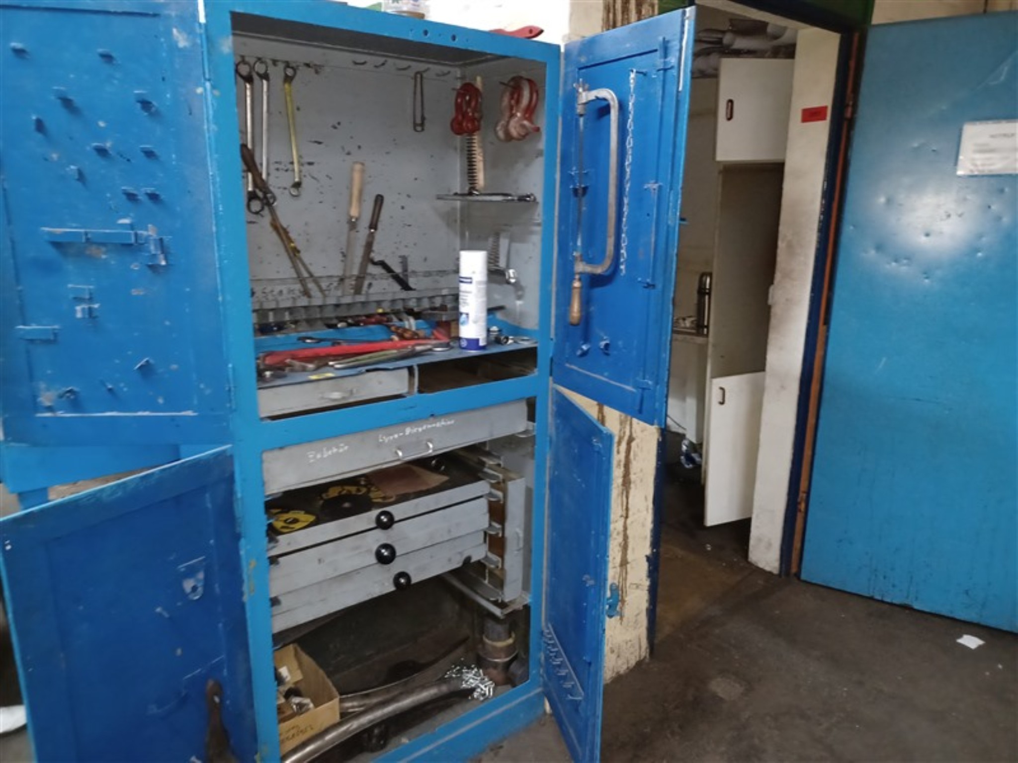 Dobrze utrzymany sprzęt warsztatowy i maszyny dawnej firmy Hülsenbusch Apparatebau-10