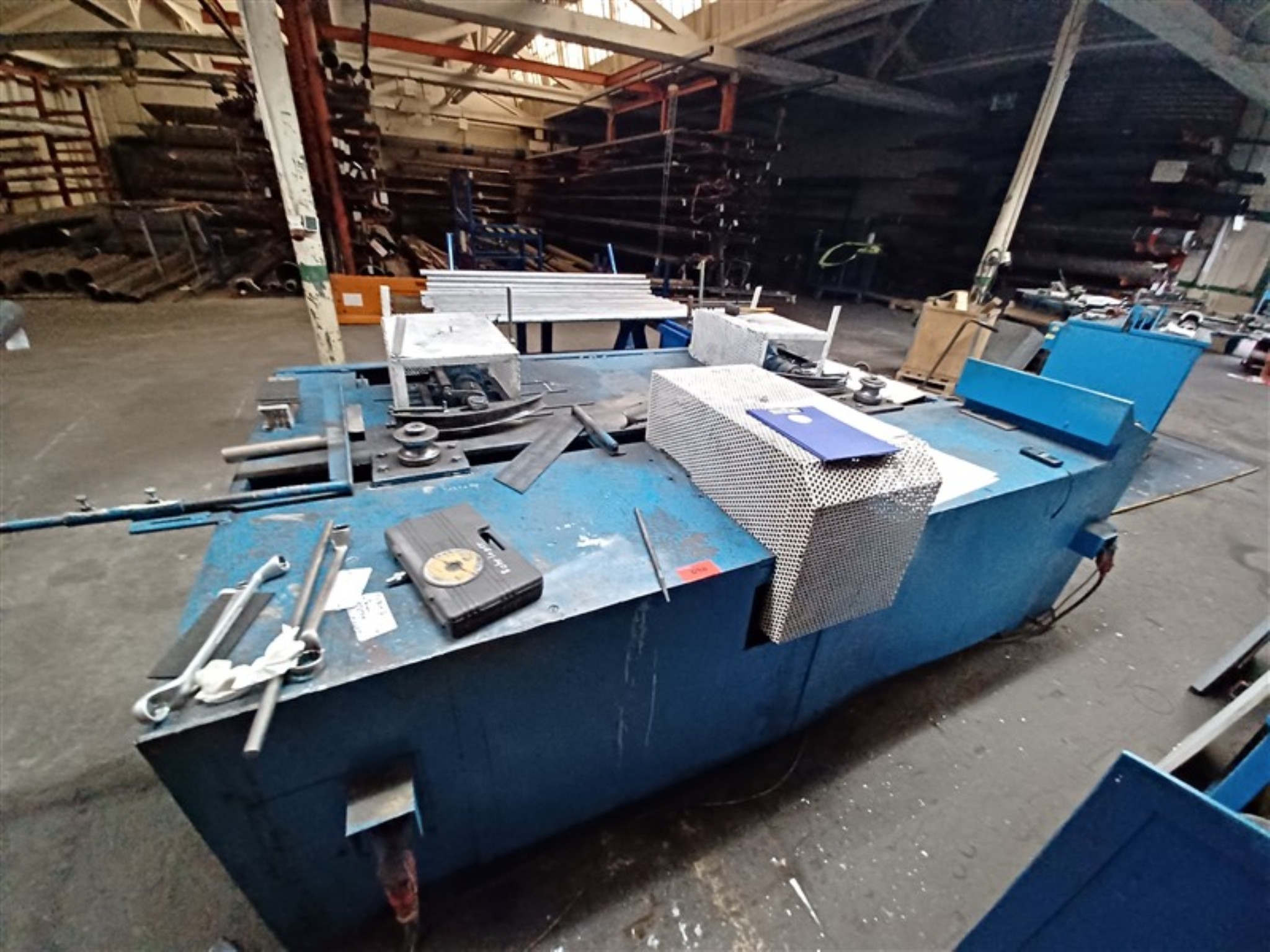 Dobrze utrzymany sprzęt warsztatowy i maszyny dawnej firmy Hülsenbusch Apparatebau-1