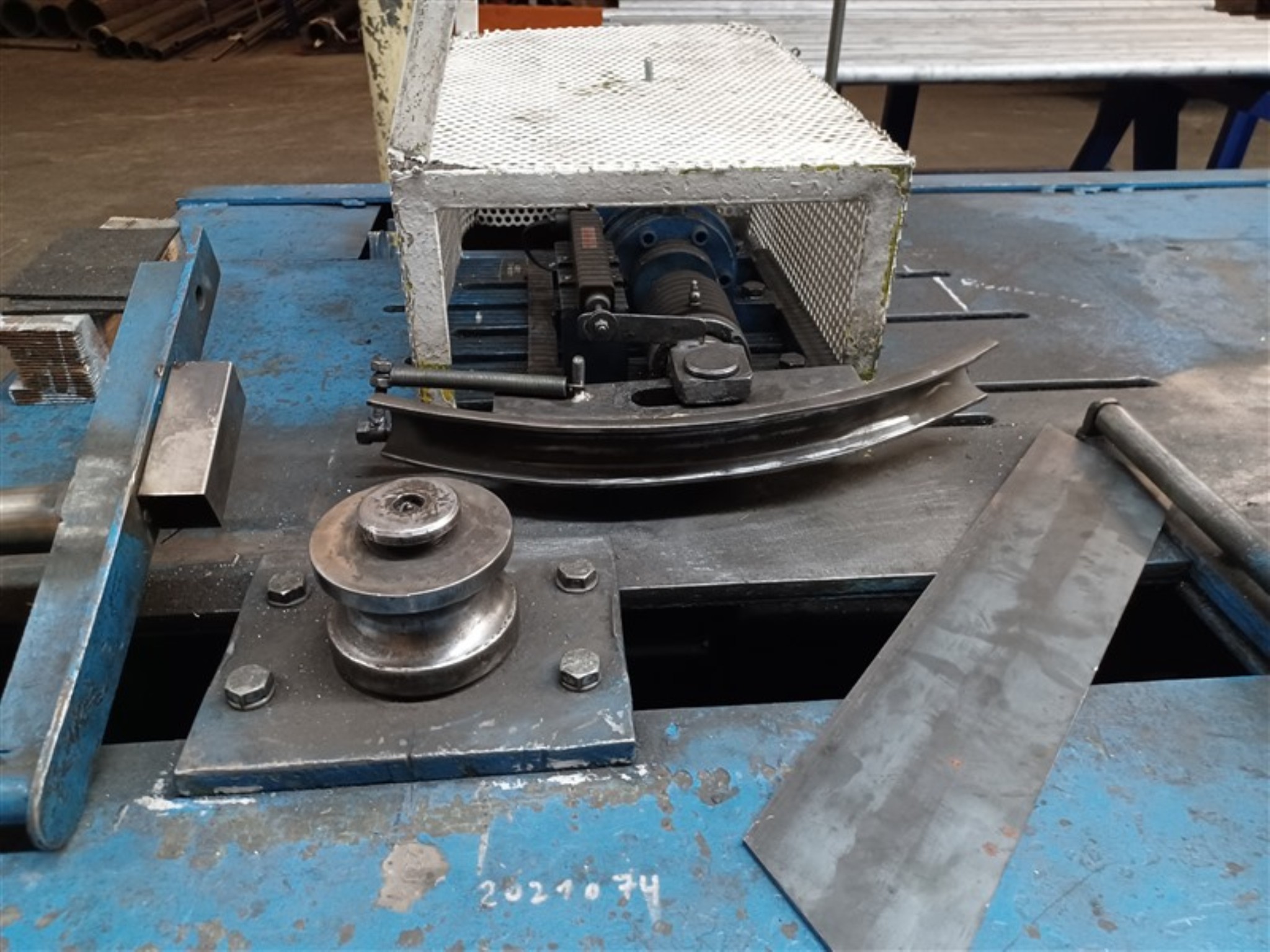 Dobrze utrzymany sprzęt warsztatowy i maszyny dawnej firmy Hülsenbusch Apparatebau-3