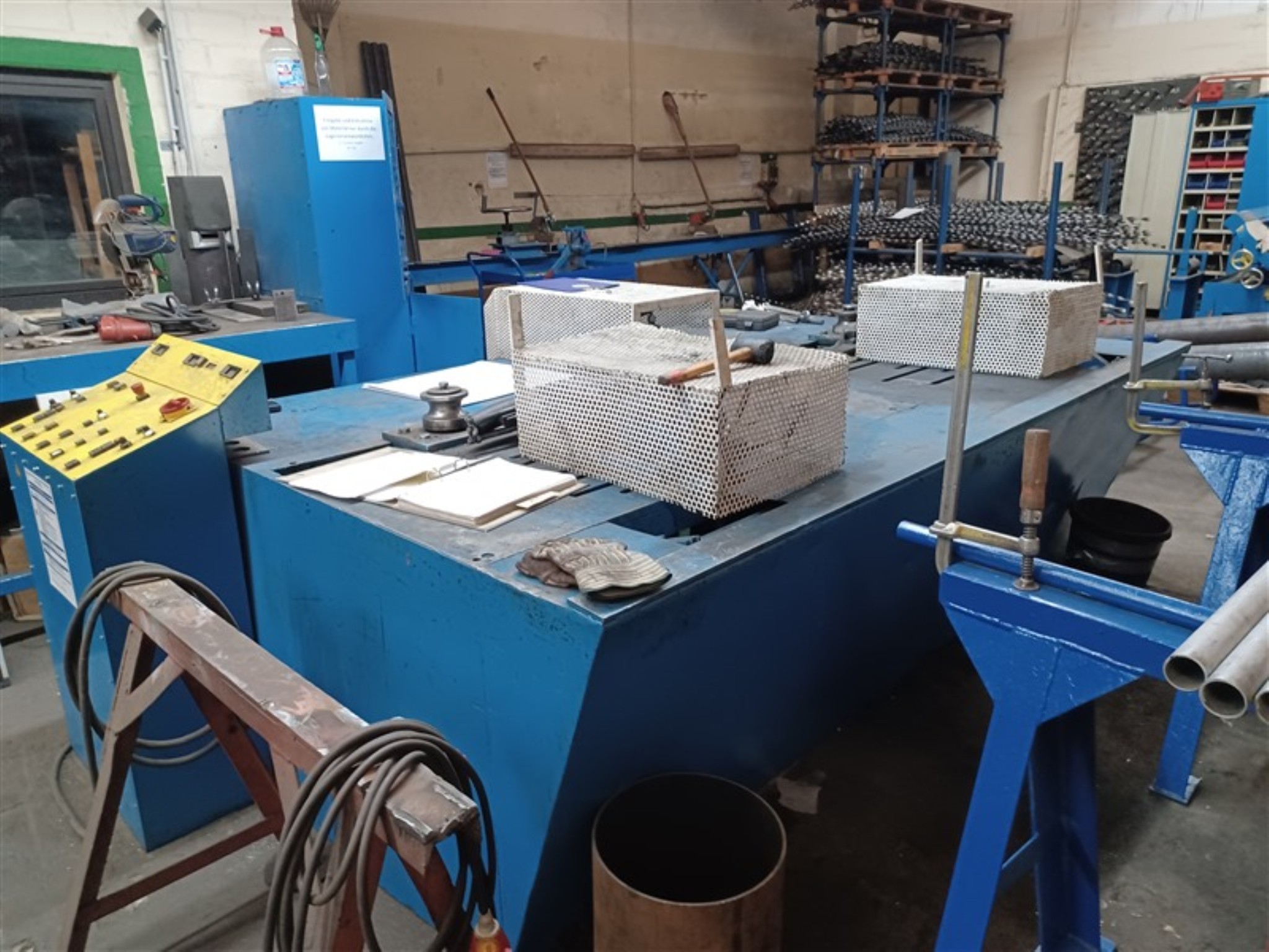 Dobrze utrzymany sprzęt warsztatowy i maszyny dawnej firmy Hülsenbusch Apparatebau-6