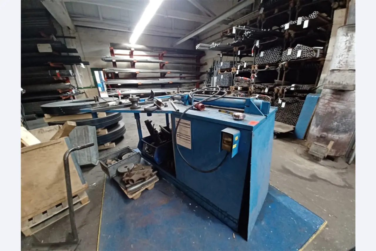 un équipement d'atelier bien entretenu ainsi que des machines de la société Hülsenbusch Apparatebau-1