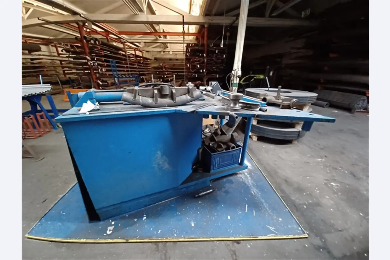 un équipement d'atelier bien entretenu ainsi que des machines de la société Hülsenbusch Apparatebau-2