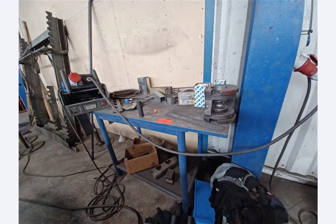 Goed onderhouden werkplaatsuitrusting en machines van Hülsenbusch Apparatebau-8