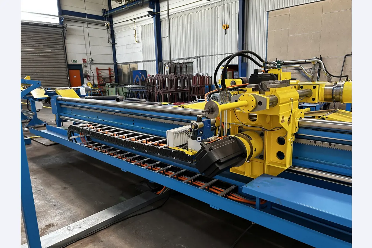 Dobře udržované dílenské vybavení a stroje z bývalé firmy Hülsenbusch Apparatebau.-12