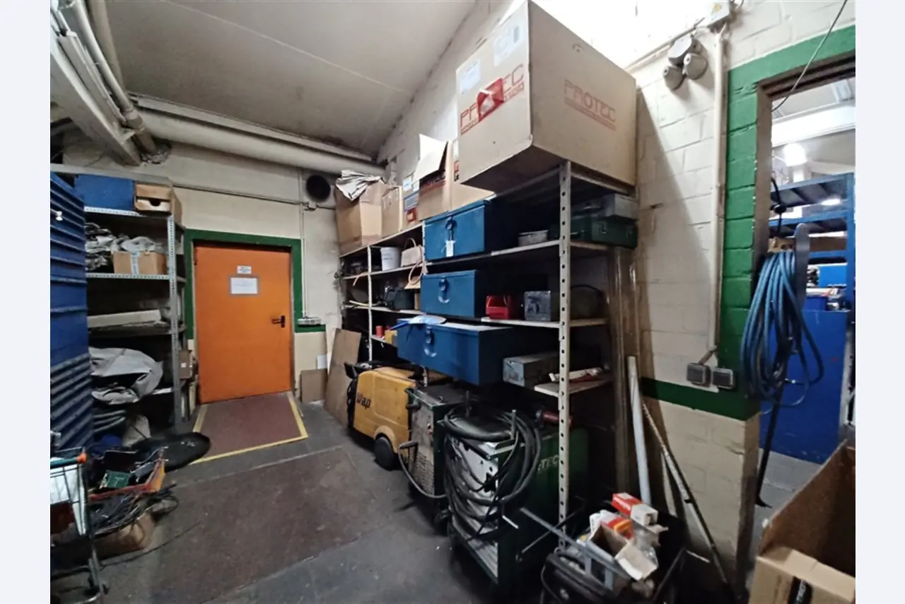 Dobrze utrzymany sprzęt warsztatowy i maszyny dawnej firmy Hülsenbusch Apparatebau-10