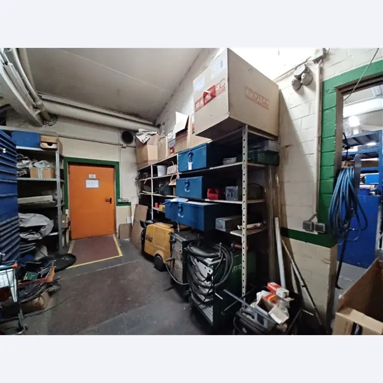 Dobrze utrzymany sprzęt warsztatowy i maszyny dawnej firmy Hülsenbusch Apparatebau-10