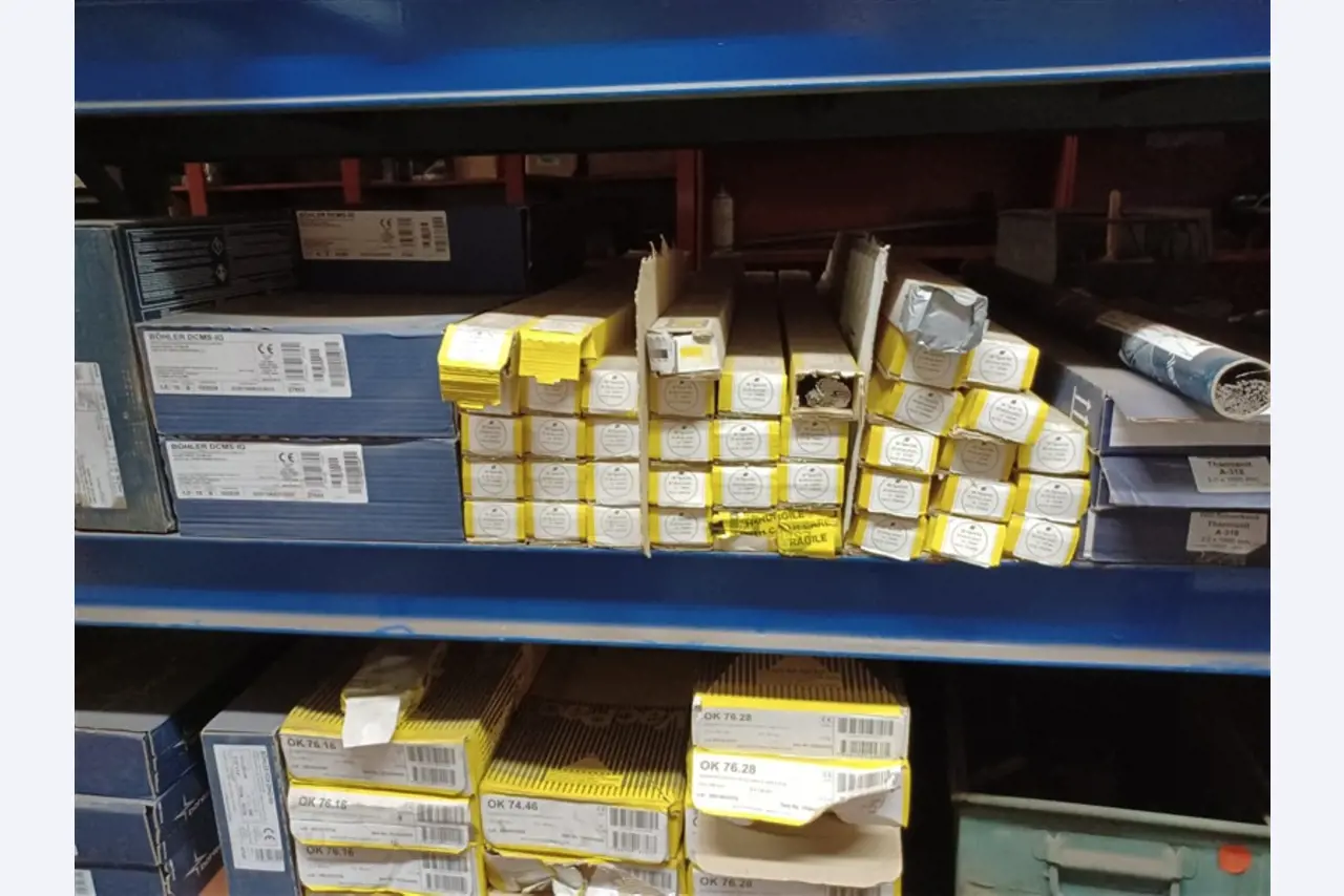 Dobrze utrzymany sprzęt warsztatowy i maszyny dawnej firmy Hülsenbusch Apparatebau-11