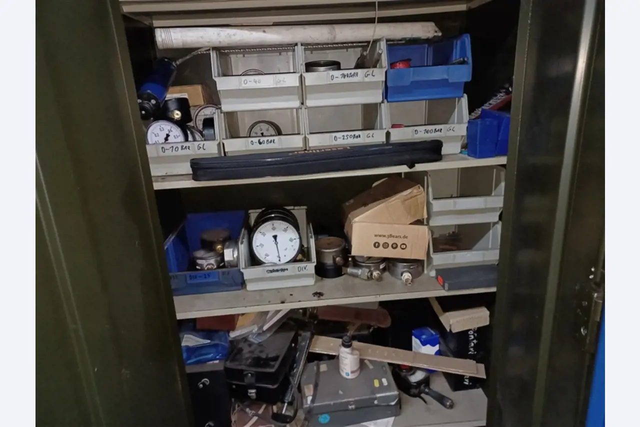 Dobrze utrzymany sprzęt warsztatowy i maszyny dawnej firmy Hülsenbusch Apparatebau-13