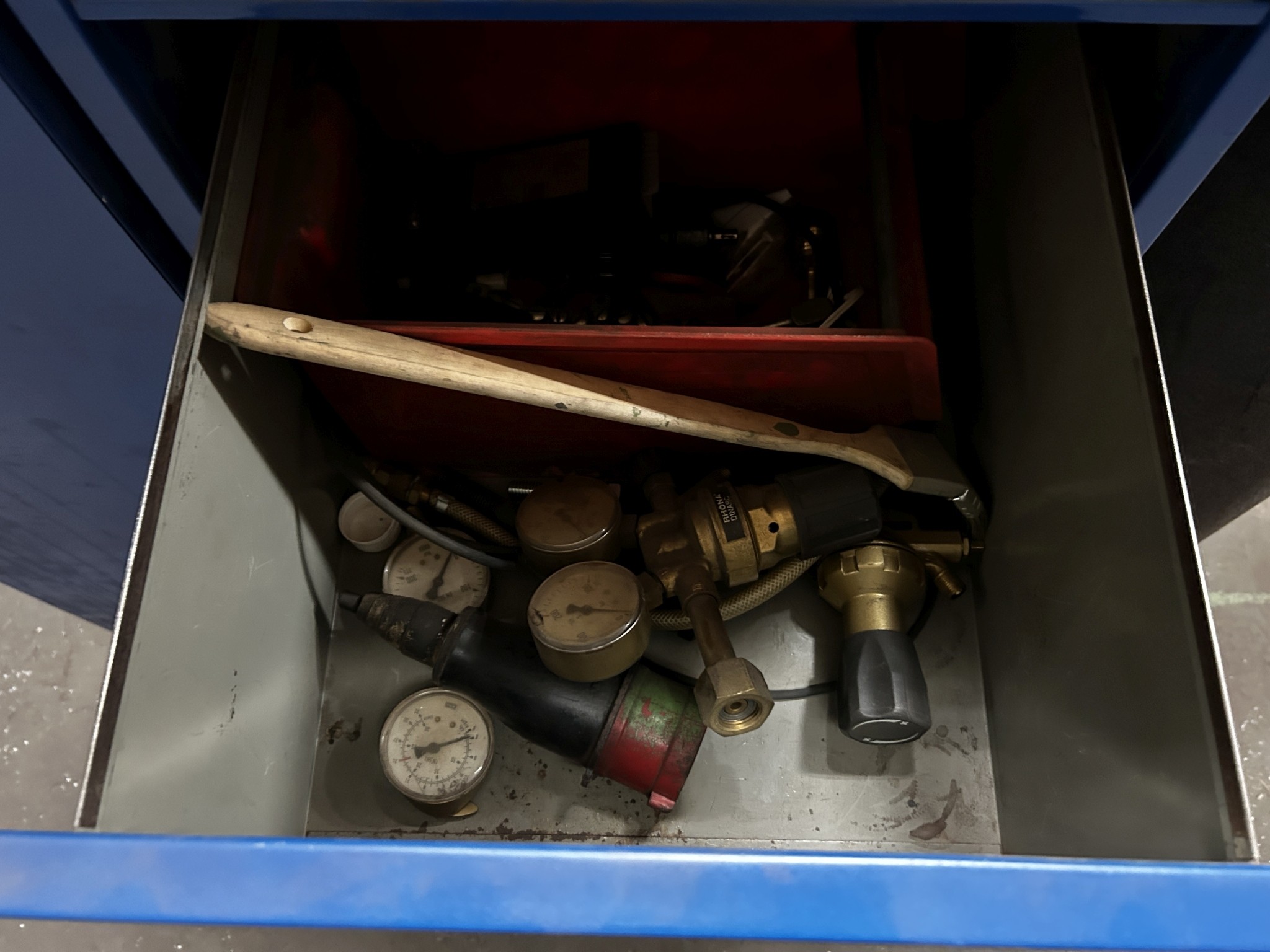 Dobrze utrzymany sprzęt warsztatowy i maszyny dawnej firmy Hülsenbusch Apparatebau-17