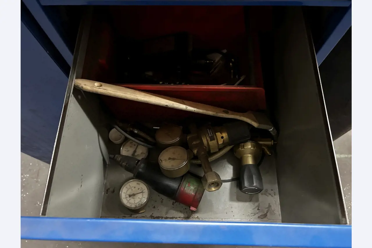 Dobrze utrzymany sprzęt warsztatowy i maszyny dawnej firmy Hülsenbusch Apparatebau-17