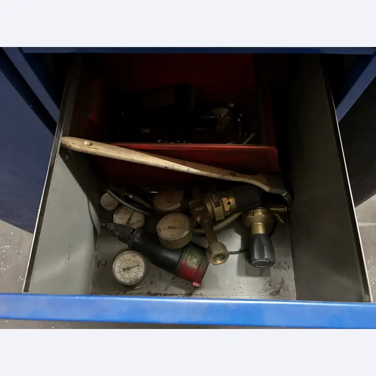 Dobrze utrzymany sprzęt warsztatowy i maszyny dawnej firmy Hülsenbusch Apparatebau-17