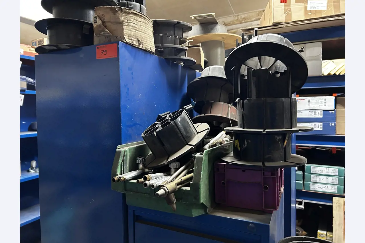 Dobrze utrzymany sprzęt warsztatowy i maszyny dawnej firmy Hülsenbusch Apparatebau-18