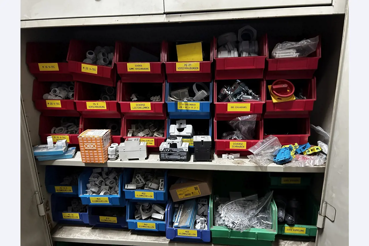 Dobrze utrzymany sprzęt warsztatowy i maszyny dawnej firmy Hülsenbusch Apparatebau-19