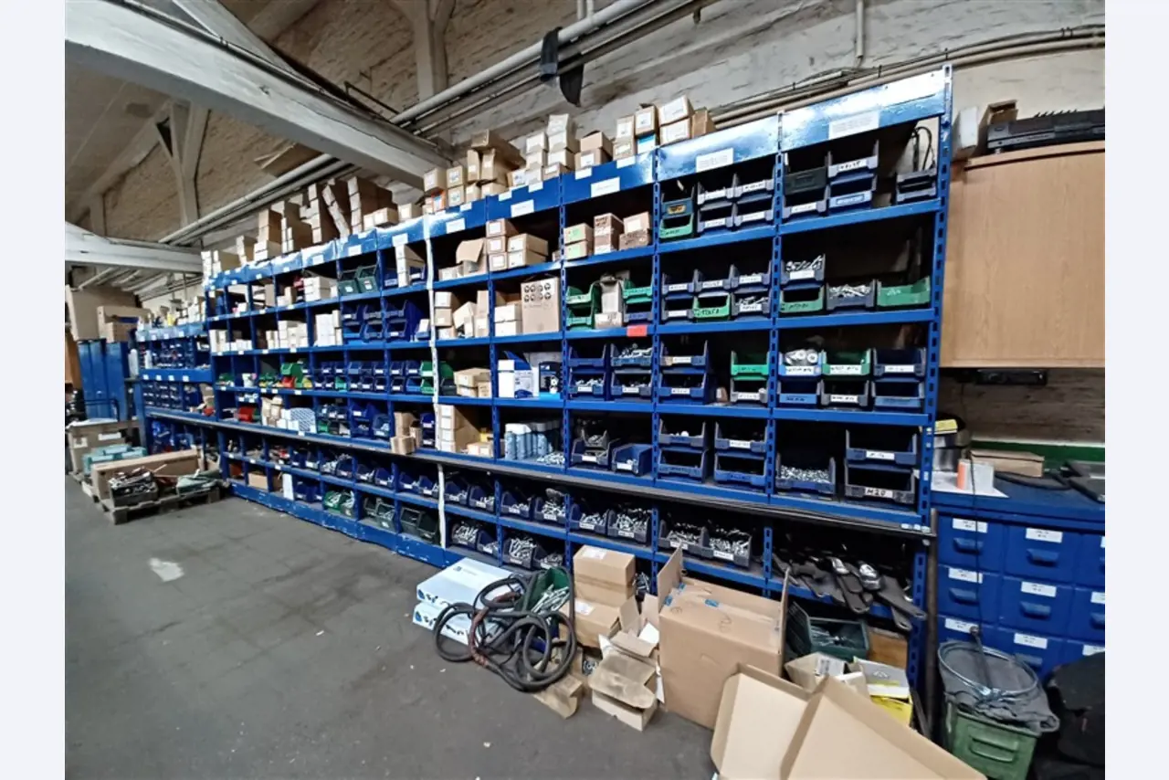 Dobrze utrzymany sprzęt warsztatowy i maszyny dawnej firmy Hülsenbusch Apparatebau-1