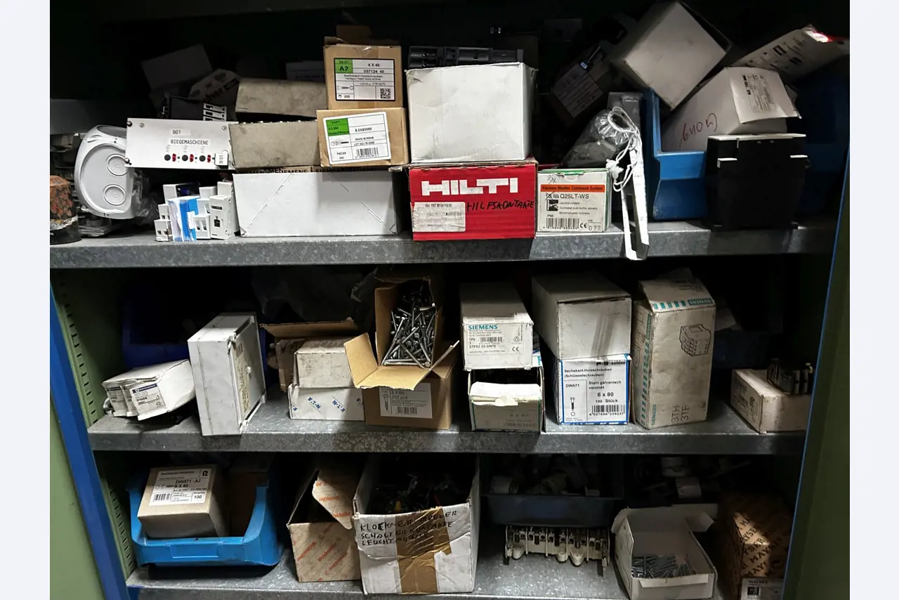 Dobrze utrzymany sprzęt warsztatowy i maszyny dawnej firmy Hülsenbusch Apparatebau-20