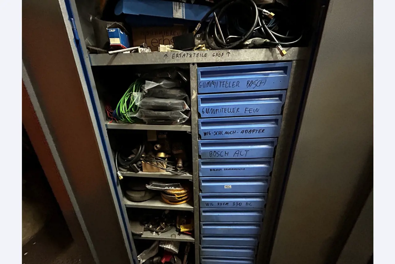 Dobrze utrzymany sprzęt warsztatowy i maszyny dawnej firmy Hülsenbusch Apparatebau-21