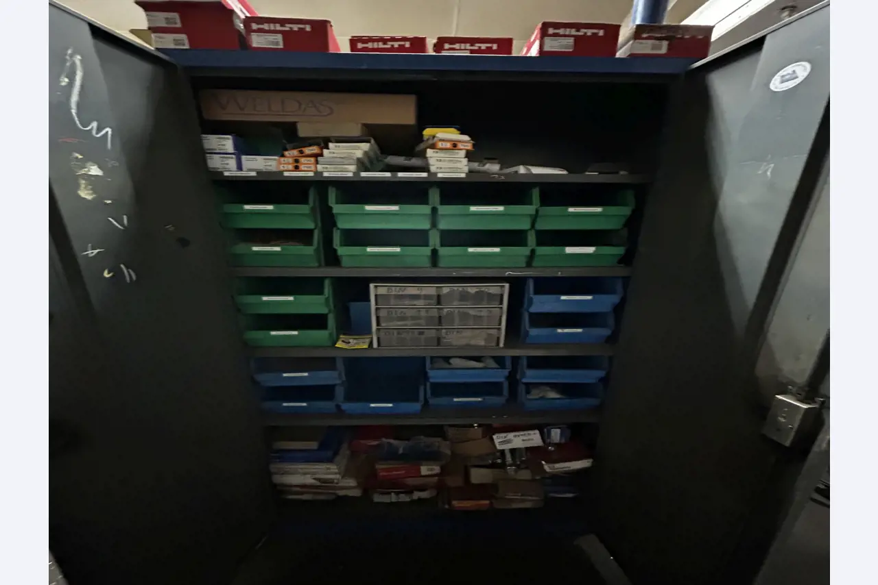 Dobrze utrzymany sprzęt warsztatowy i maszyny dawnej firmy Hülsenbusch Apparatebau-22