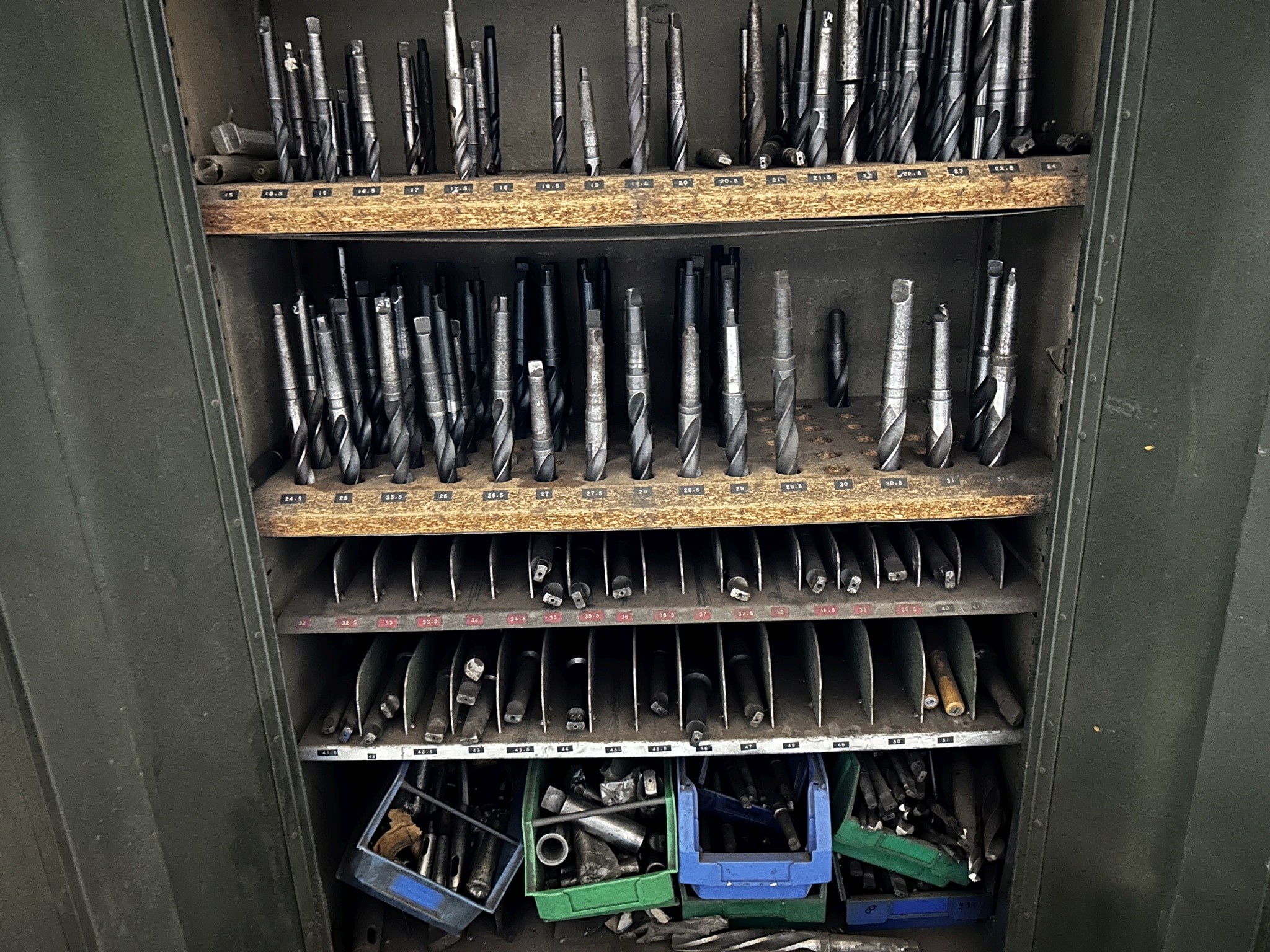 Dobrze utrzymany sprzęt warsztatowy i maszyny dawnej firmy Hülsenbusch Apparatebau-23