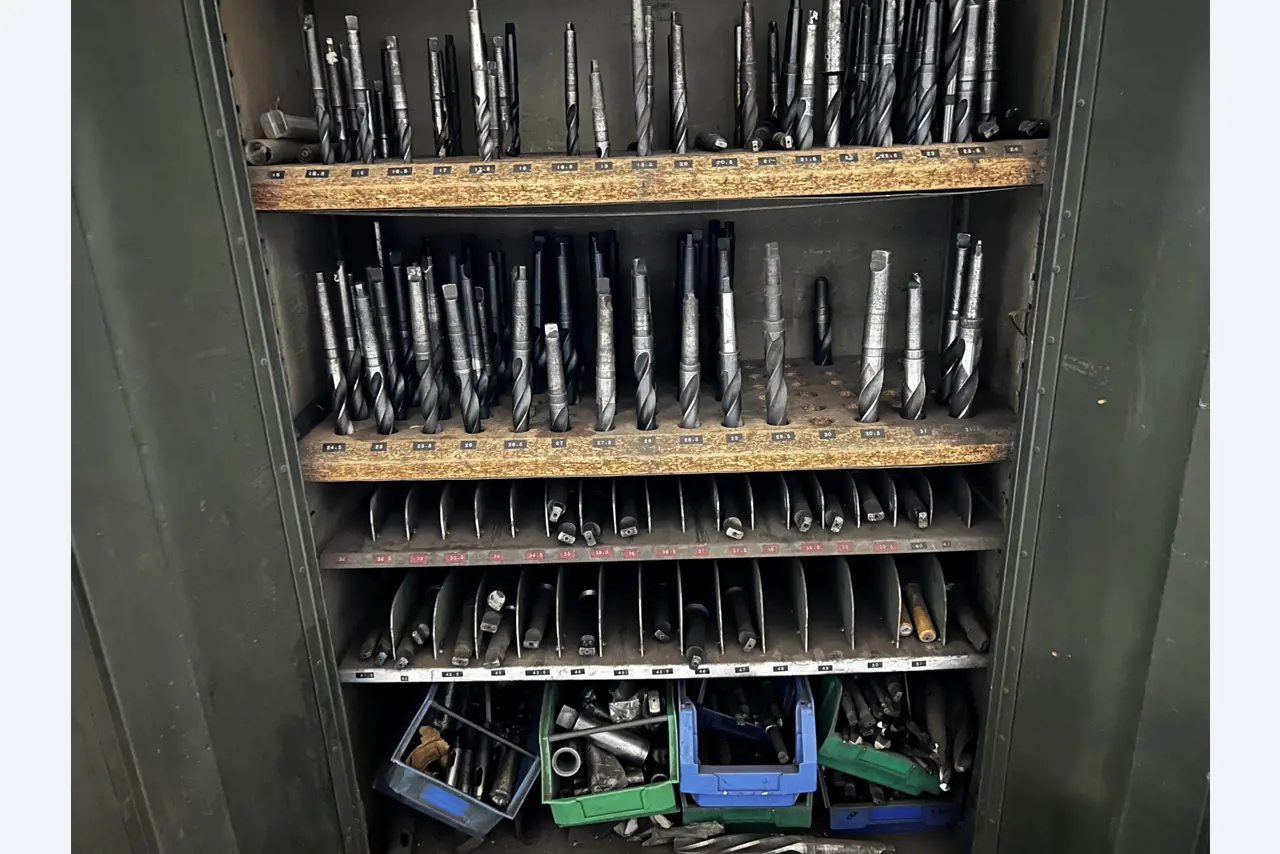 Dobrze utrzymany sprzęt warsztatowy i maszyny dawnej firmy Hülsenbusch Apparatebau-23