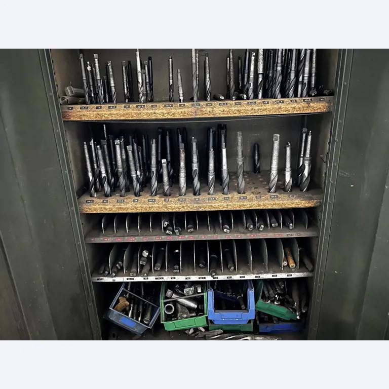 Dobrze utrzymany sprzęt warsztatowy i maszyny dawnej firmy Hülsenbusch Apparatebau-23