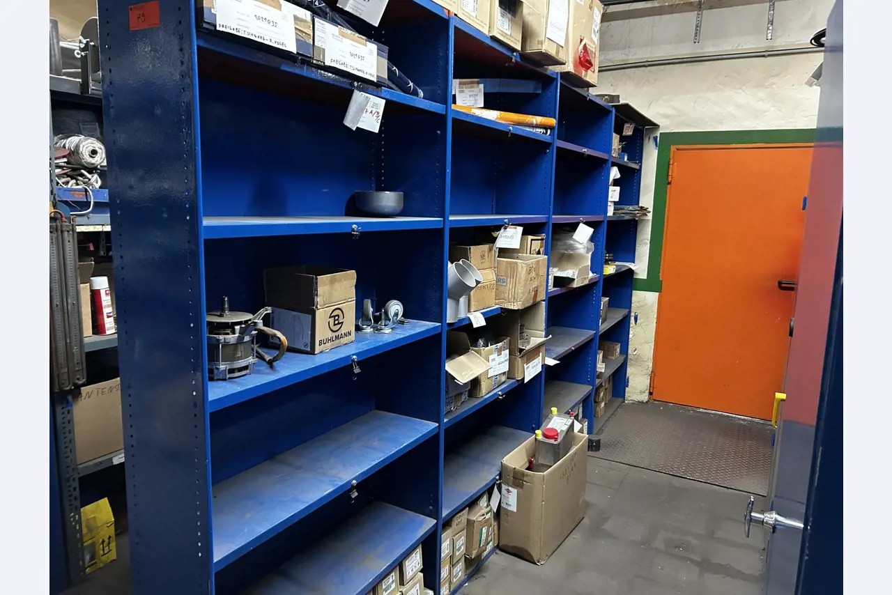 Dobrze utrzymany sprzęt warsztatowy i maszyny dawnej firmy Hülsenbusch Apparatebau-24