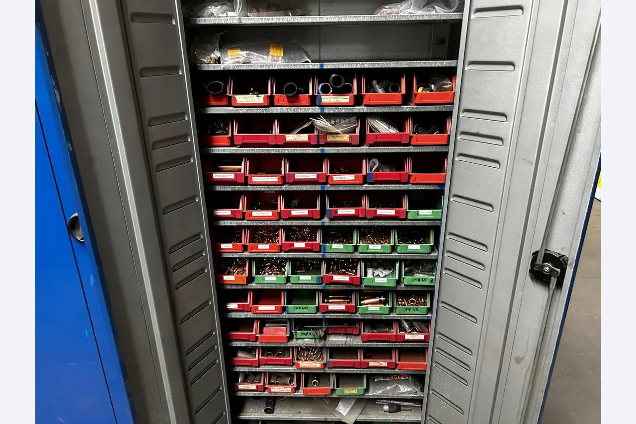 Dobrze utrzymany sprzęt warsztatowy i maszyny dawnej firmy Hülsenbusch Apparatebau-26