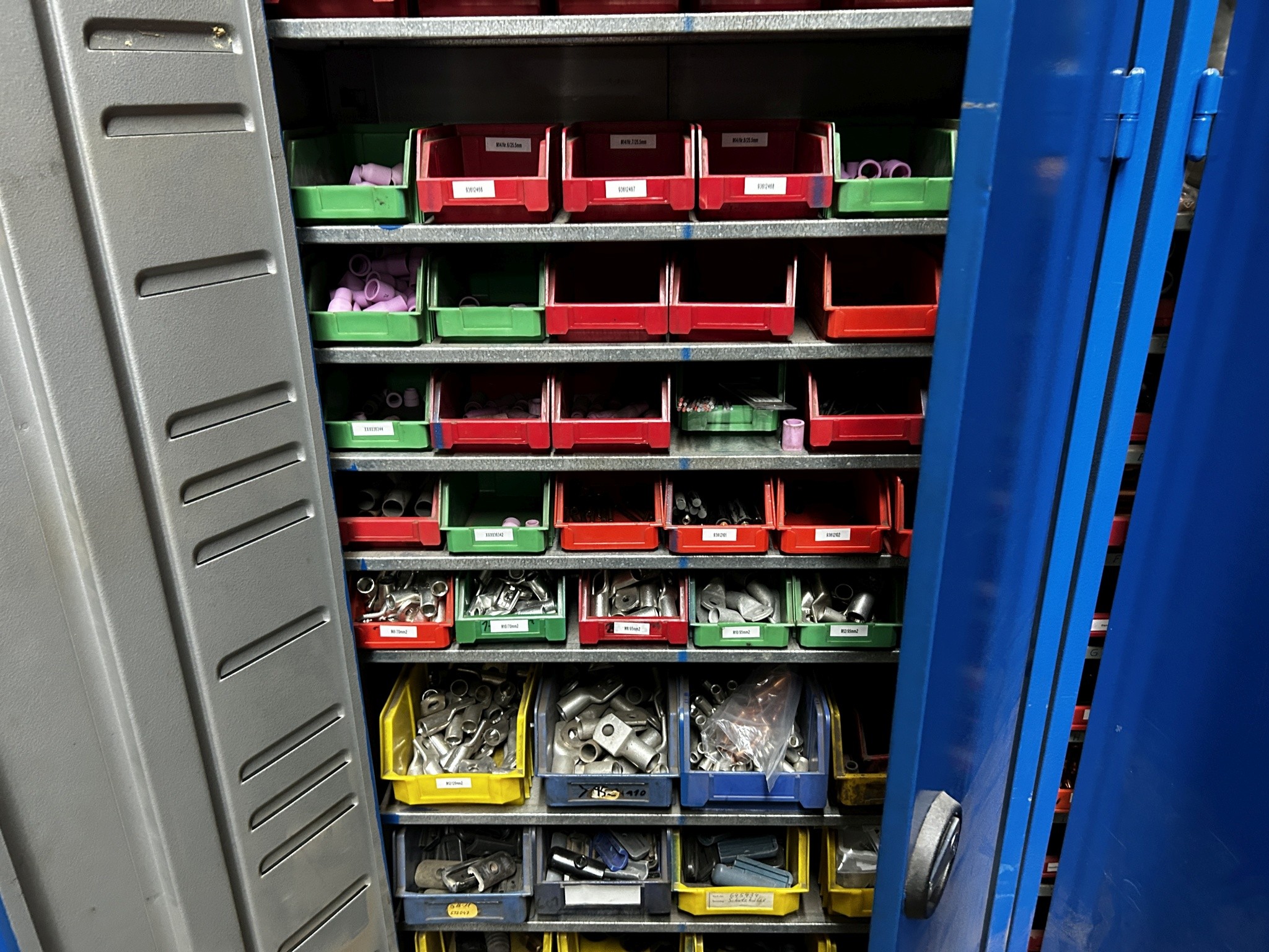 Dobrze utrzymany sprzęt warsztatowy i maszyny dawnej firmy Hülsenbusch Apparatebau-27