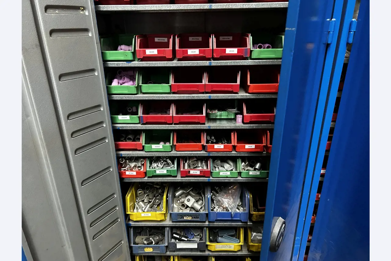 Dobrze utrzymany sprzęt warsztatowy i maszyny dawnej firmy Hülsenbusch Apparatebau-27