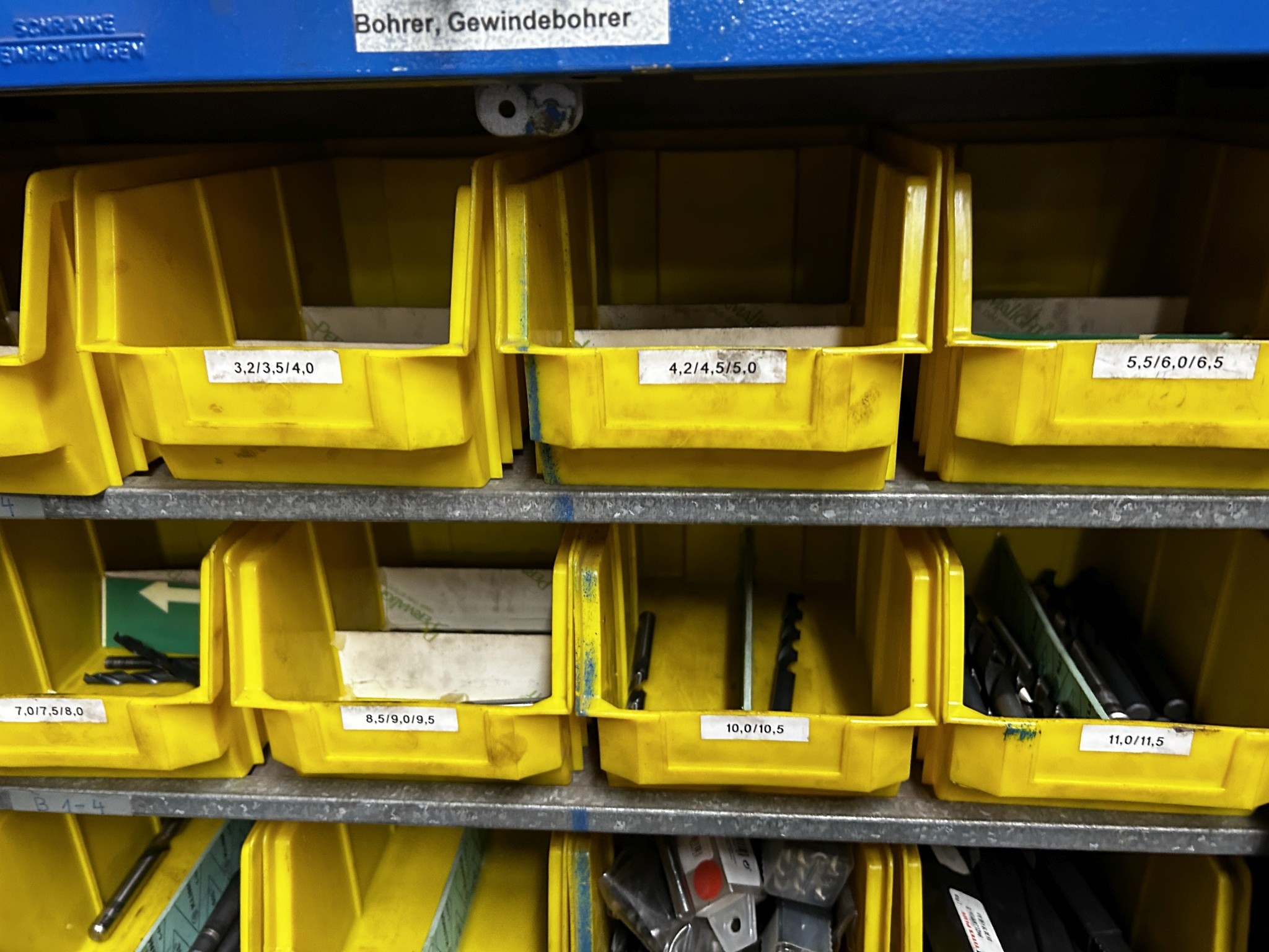 Dobrze utrzymany sprzęt warsztatowy i maszyny dawnej firmy Hülsenbusch Apparatebau-29