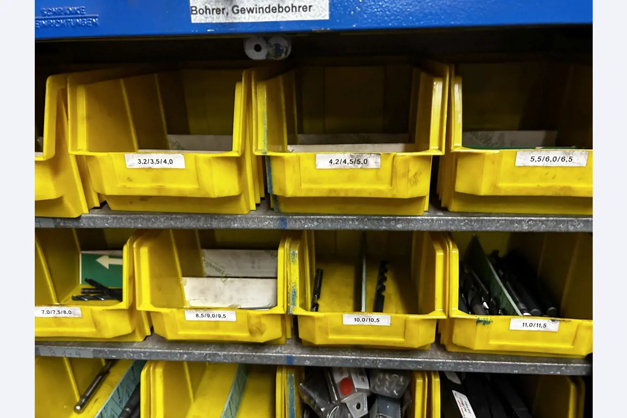 Dobrze utrzymany sprzęt warsztatowy i maszyny dawnej firmy Hülsenbusch Apparatebau-29