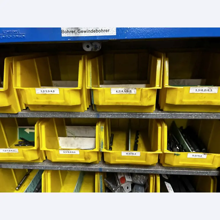 Dobrze utrzymany sprzęt warsztatowy i maszyny dawnej firmy Hülsenbusch Apparatebau-29