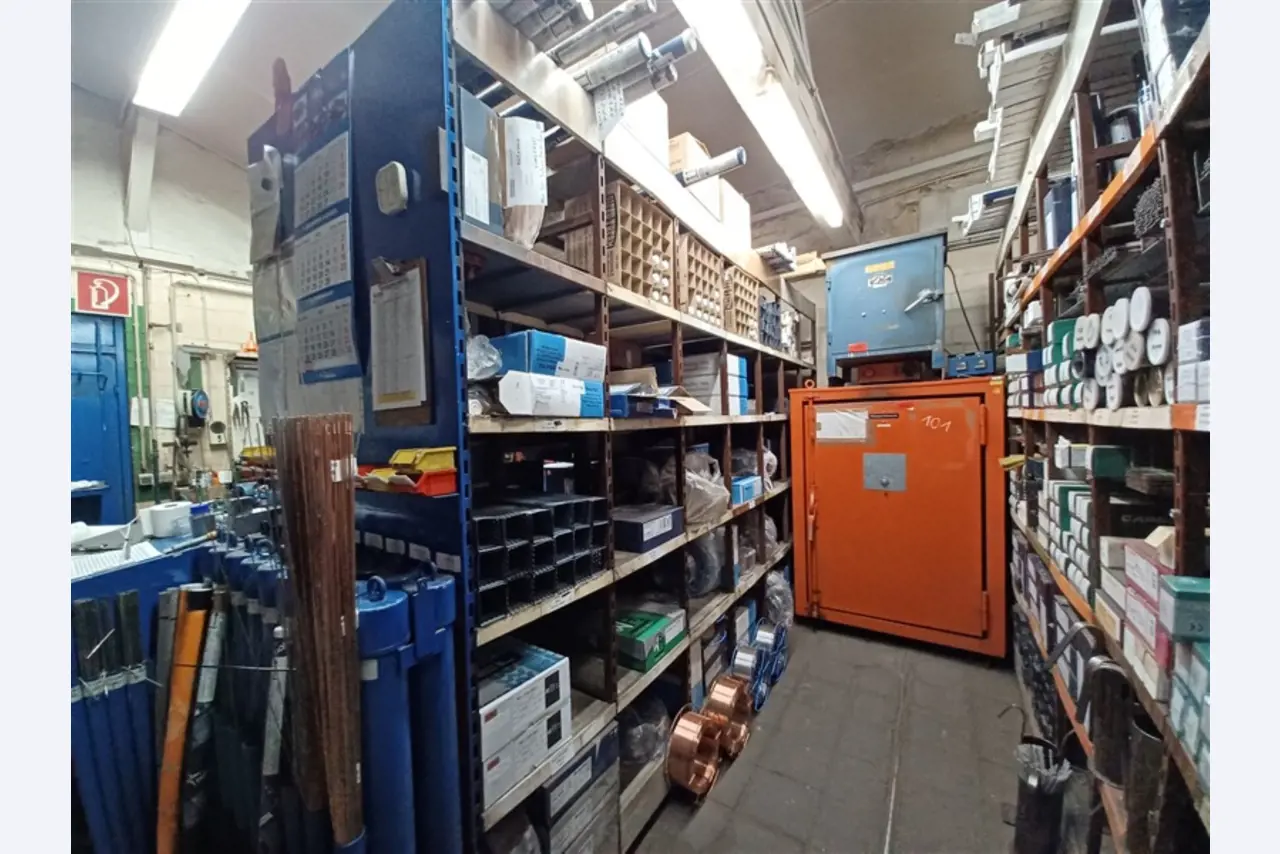 Dobrze utrzymany sprzęt warsztatowy i maszyny dawnej firmy Hülsenbusch Apparatebau-2