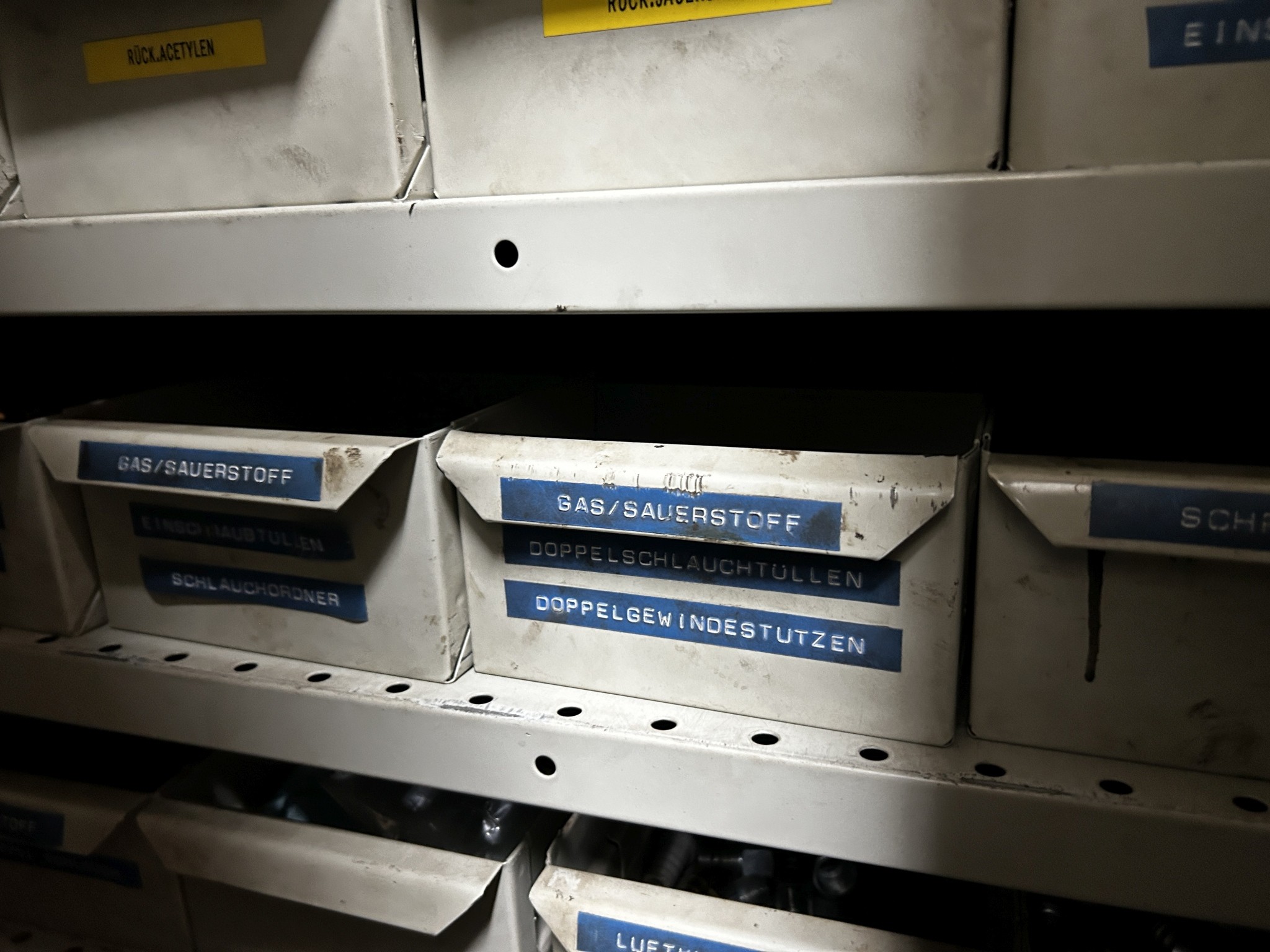 Dobrze utrzymany sprzęt warsztatowy i maszyny dawnej firmy Hülsenbusch Apparatebau-31