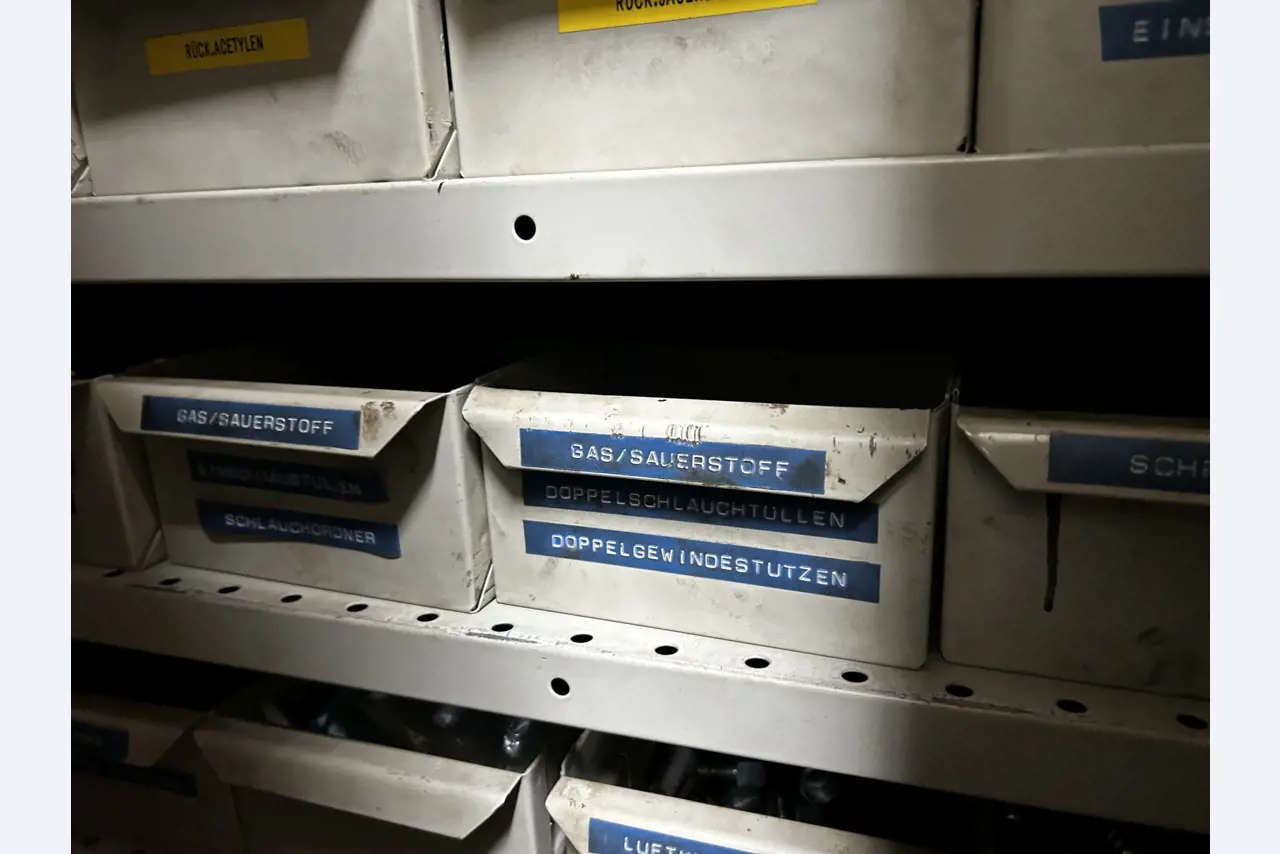 Dobrze utrzymany sprzęt warsztatowy i maszyny dawnej firmy Hülsenbusch Apparatebau-31