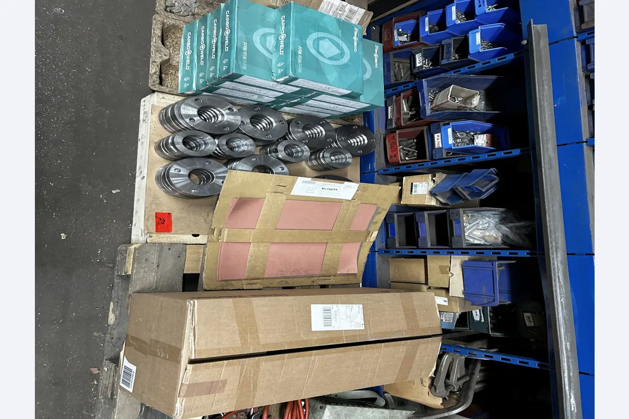 Dobrze utrzymany sprzęt warsztatowy i maszyny dawnej firmy Hülsenbusch Apparatebau-32