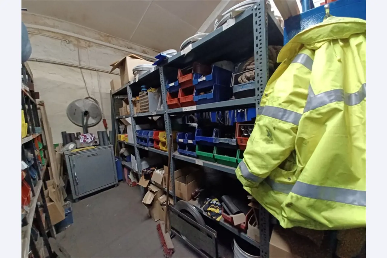 Dobrze utrzymany sprzęt warsztatowy i maszyny dawnej firmy Hülsenbusch Apparatebau-4