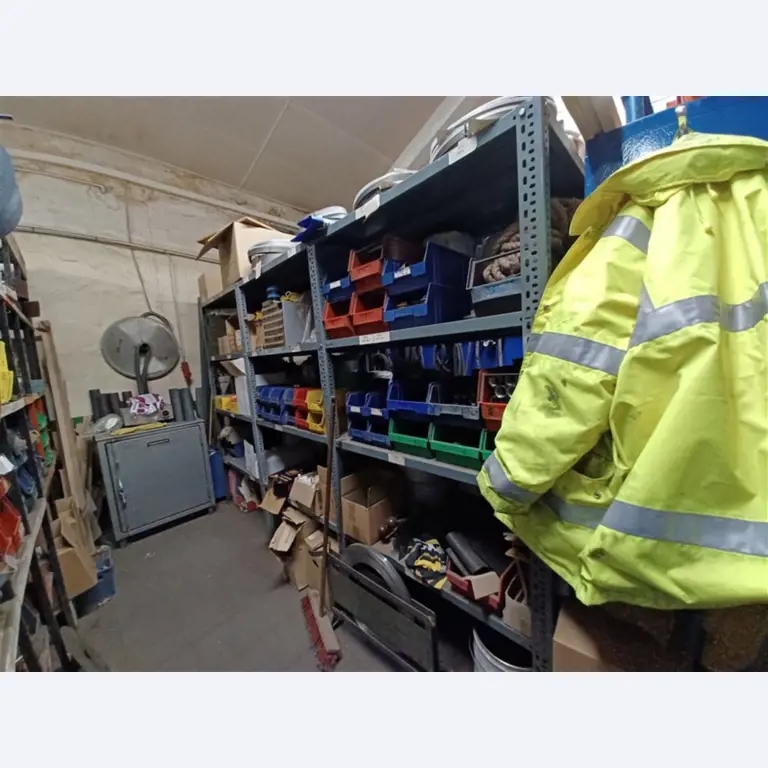 Dobrze utrzymany sprzęt warsztatowy i maszyny dawnej firmy Hülsenbusch Apparatebau-4