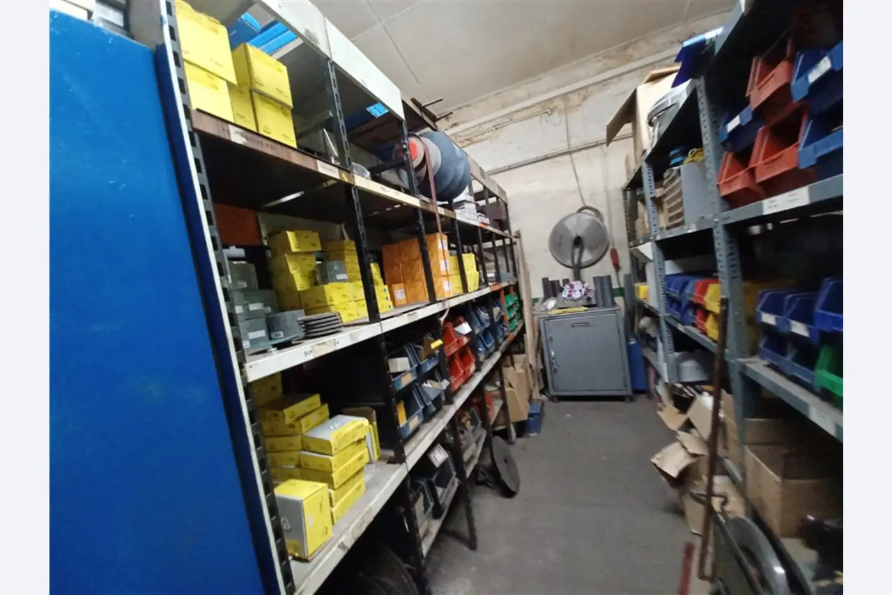 Dobrze utrzymany sprzęt warsztatowy i maszyny dawnej firmy Hülsenbusch Apparatebau-5