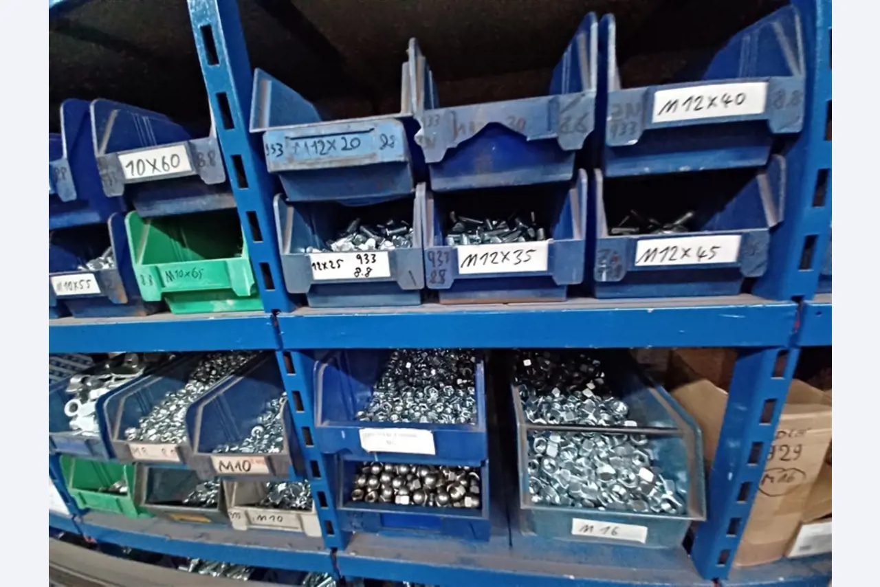 Dobrze utrzymany sprzęt warsztatowy i maszyny dawnej firmy Hülsenbusch Apparatebau-6