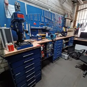 Werkbank, weitere Handwerkzeuge, Verbindungsmaterial etc.